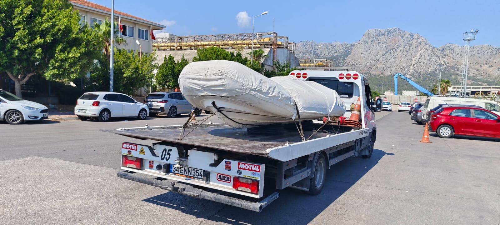 Özel yük ve tekne taşıma için platformlu araç